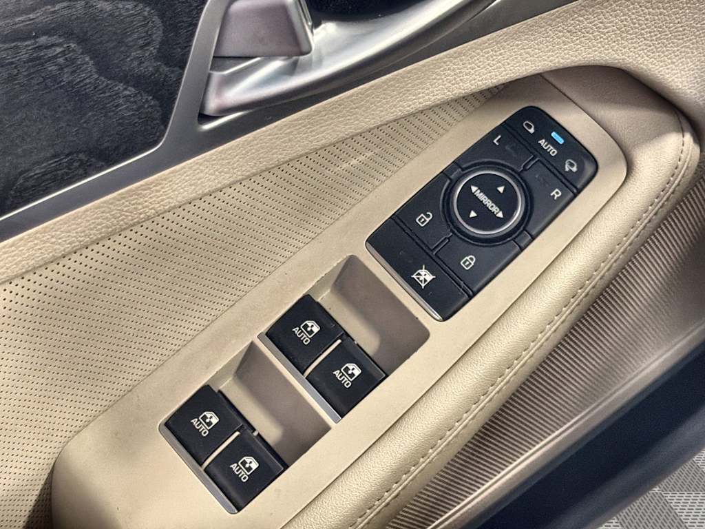 Thumbnail: 2015 Hyundai Genesis - 26