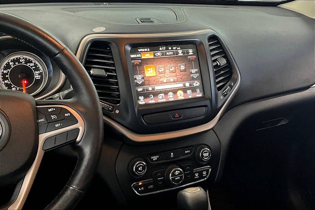 Thumbnail: 2017 Jeep Cherokee - 14