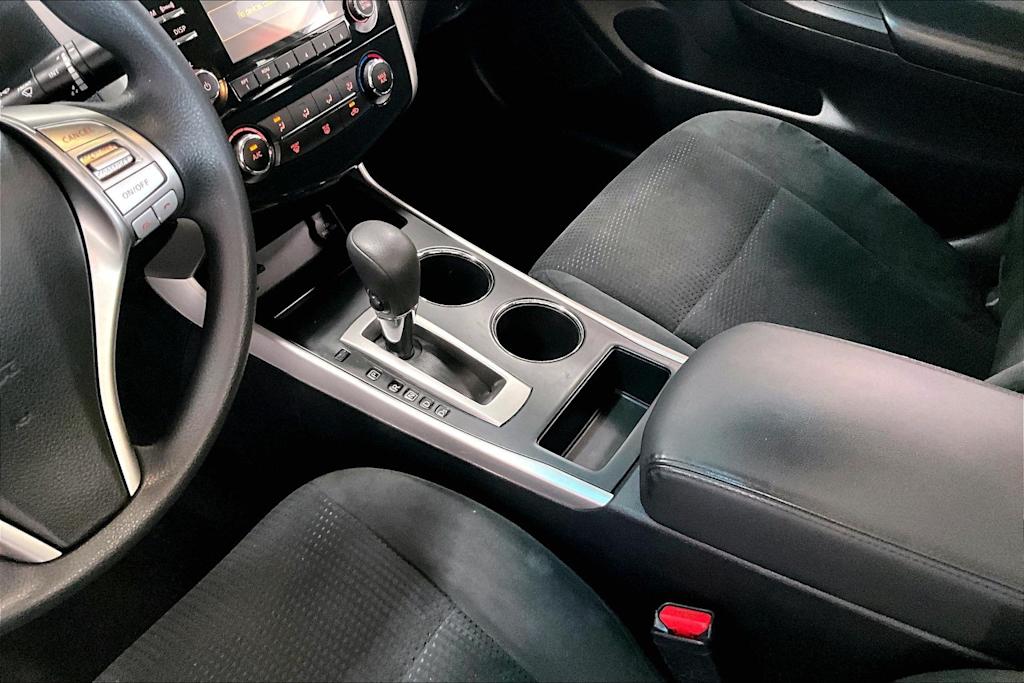 Thumbnail: 2015 Nissan Altima - 16