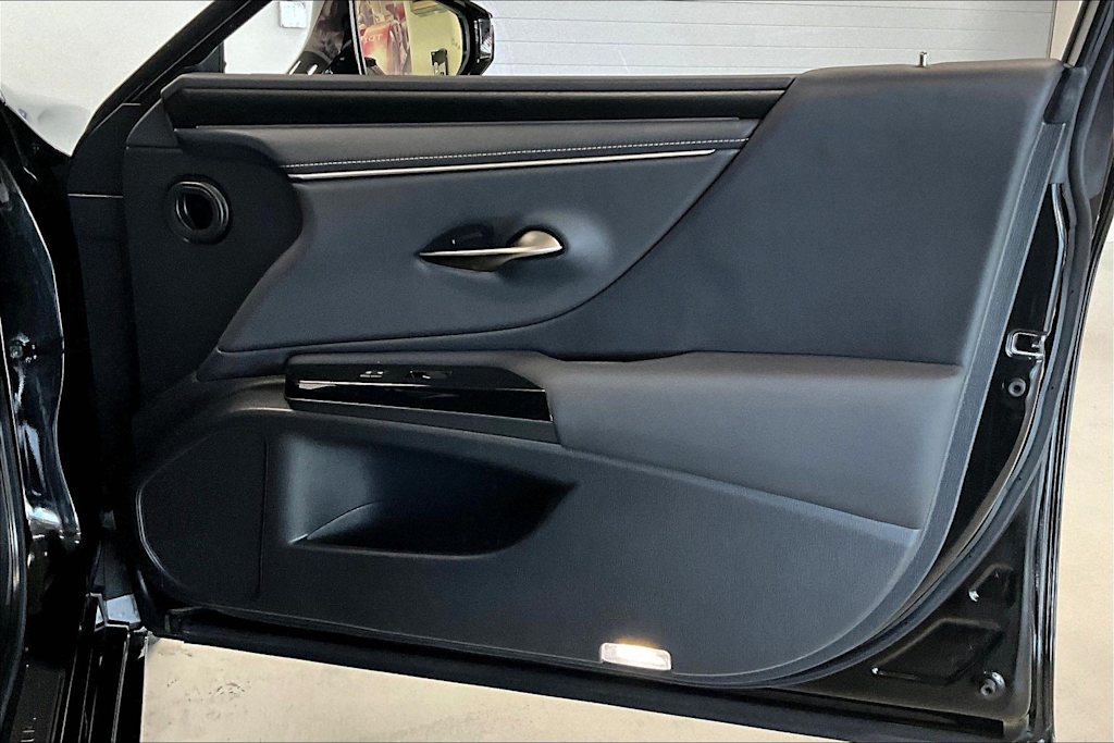 Thumbnail: 2023 Lexus ES - 26