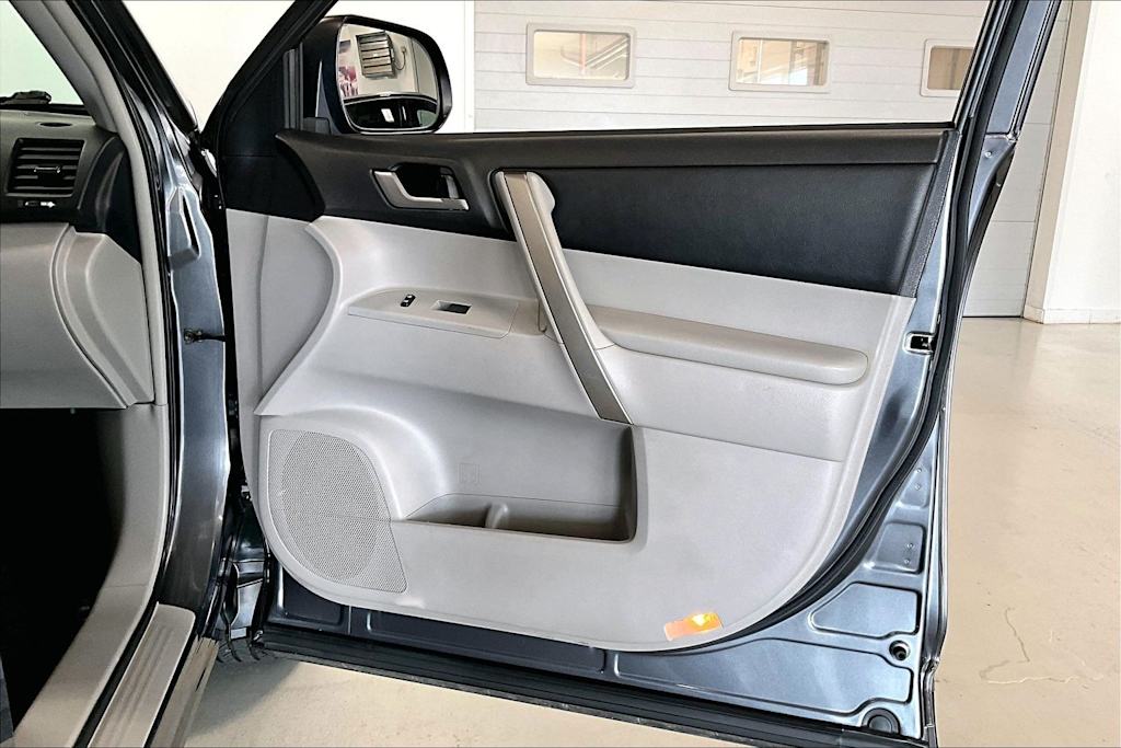 Thumbnail: 2013 Toyota Highlander - 24