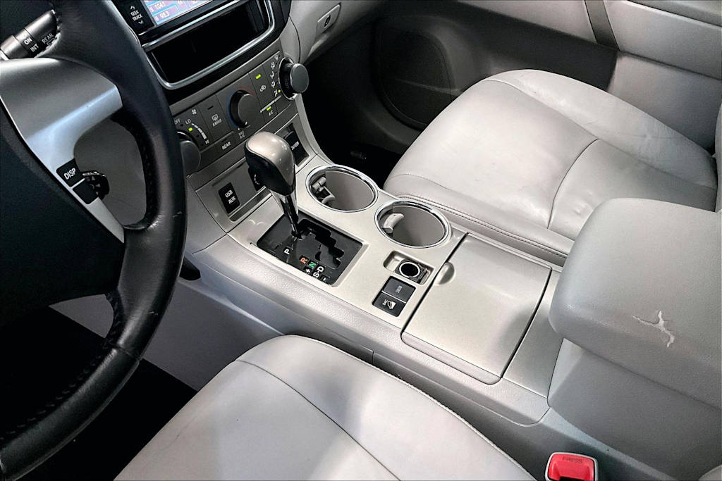 Thumbnail: 2013 Toyota Highlander - 16