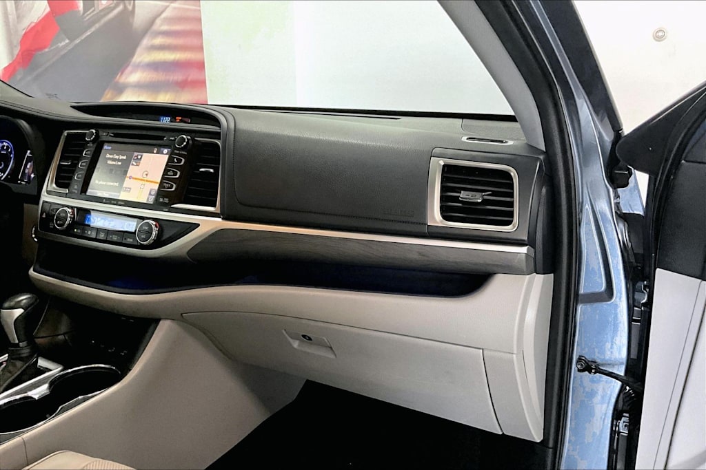 Thumbnail: 2019 Toyota Highlander - 22