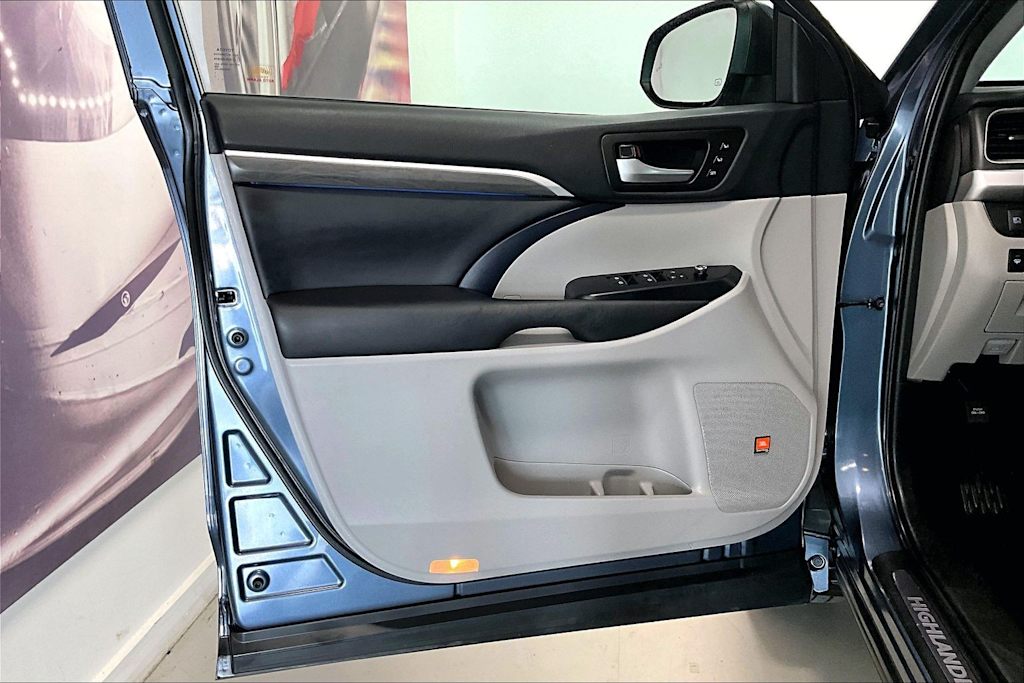Thumbnail: 2019 Toyota Highlander - 25