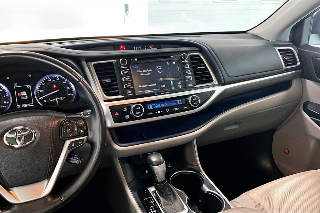 Thumbnail: 2019 Toyota Highlander - 14
