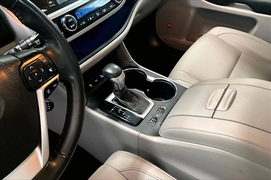 Thumbnail: 2019 Toyota Highlander - 16