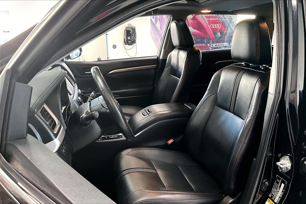 Thumbnail: 2019 Toyota Highlander - 9