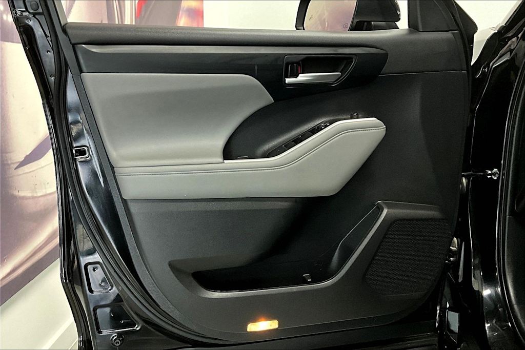 Thumbnail: 2023 Toyota Highlander - 25