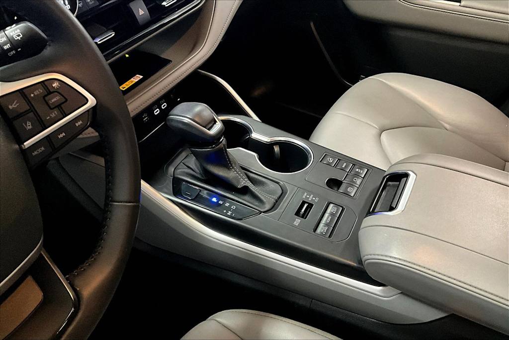 Thumbnail: 2023 Toyota Highlander - 16