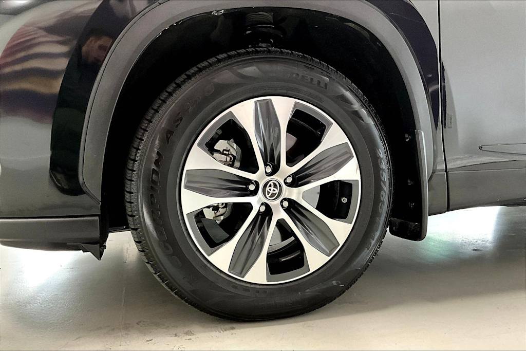 Thumbnail: 2023 Toyota Highlander - 8