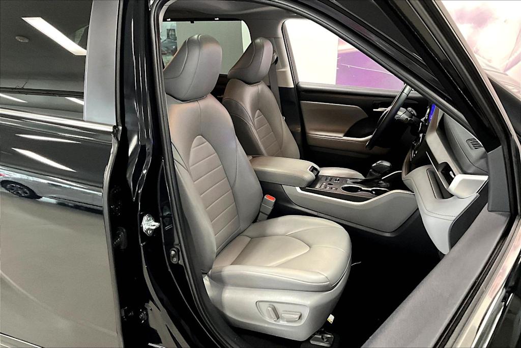 Thumbnail: 2023 Toyota Highlander - 11