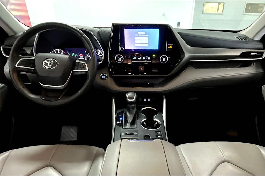 Thumbnail: 2023 Toyota Highlander - 9