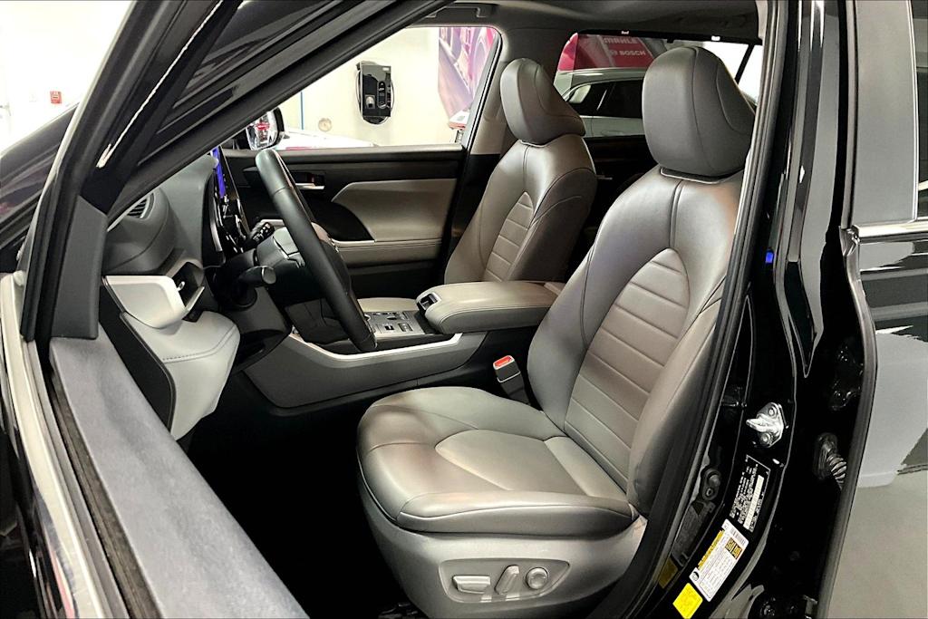 Thumbnail: 2023 Toyota Highlander - 10