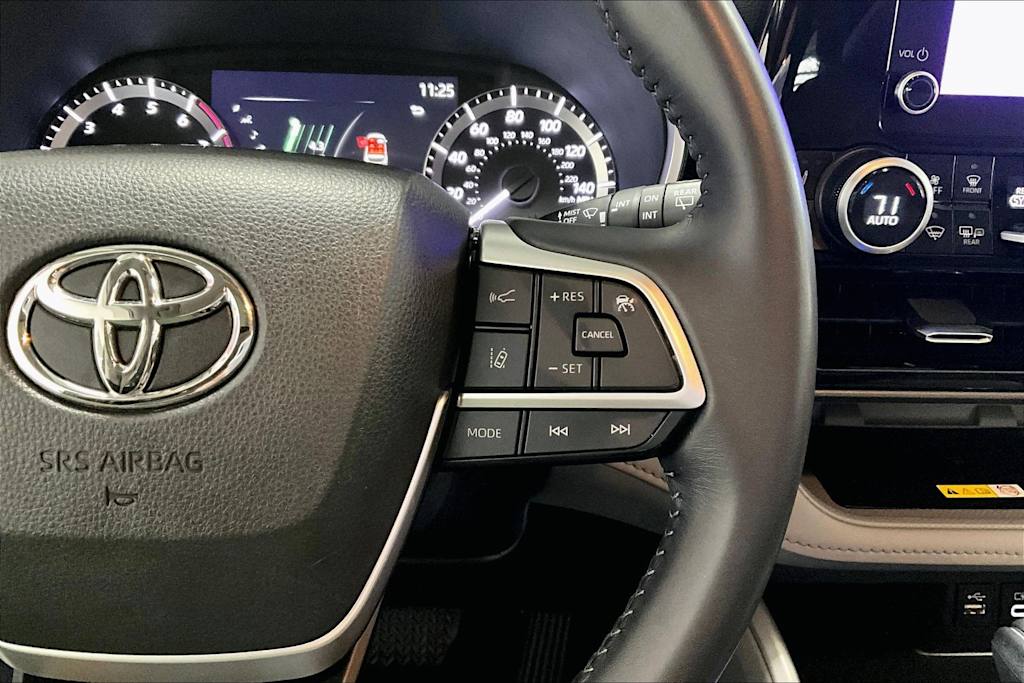 Thumbnail: 2023 Toyota Highlander - 24