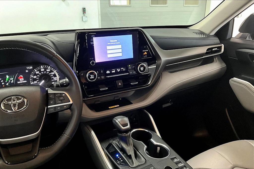 Thumbnail: 2023 Toyota Highlander - 14