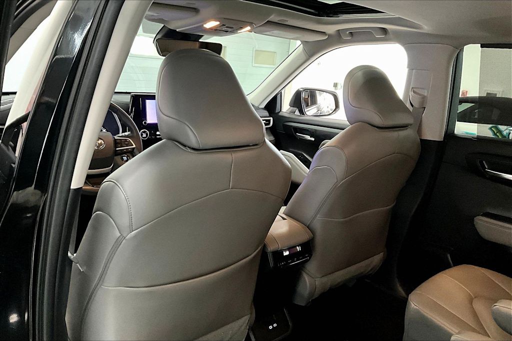 Thumbnail: 2023 Toyota Highlander - 12