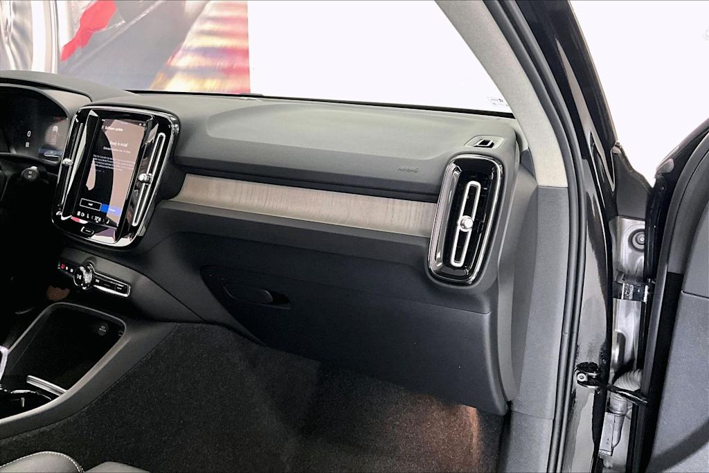 Thumbnail: 2025 Volvo XC40 - 20