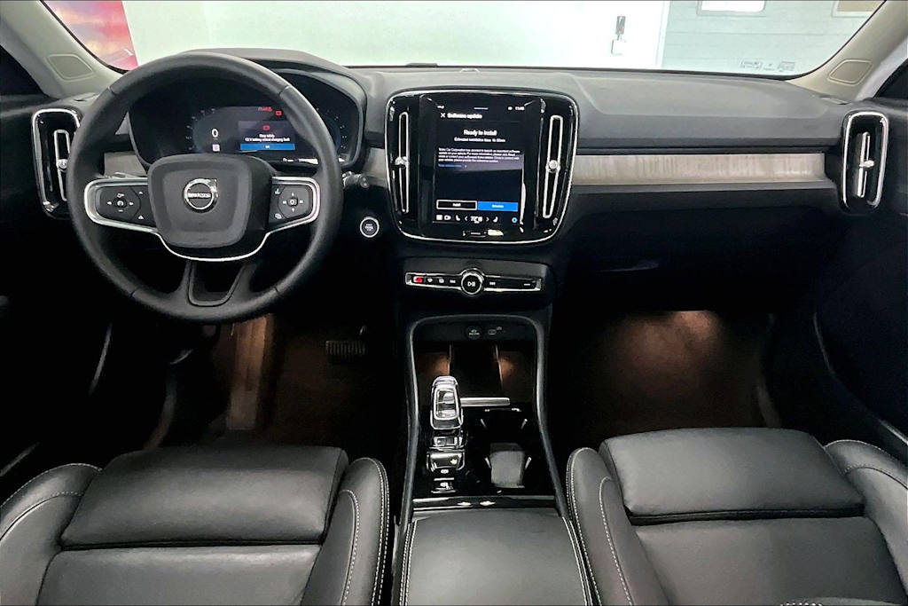 Thumbnail: 2025 Volvo XC40 - 8