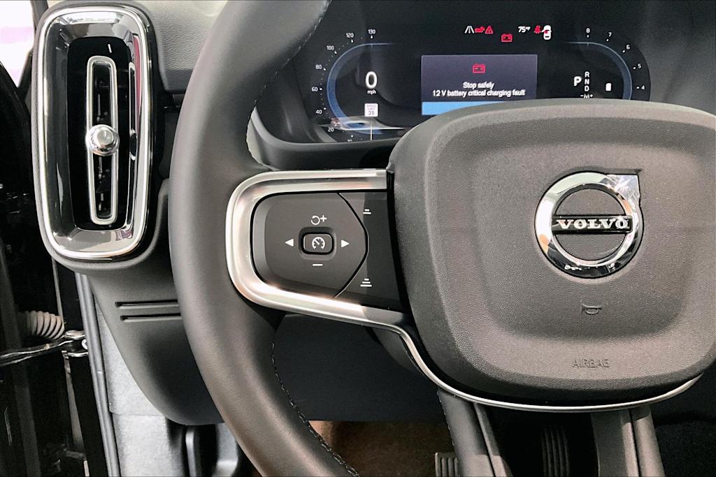 Thumbnail: 2025 Volvo XC40 - 21