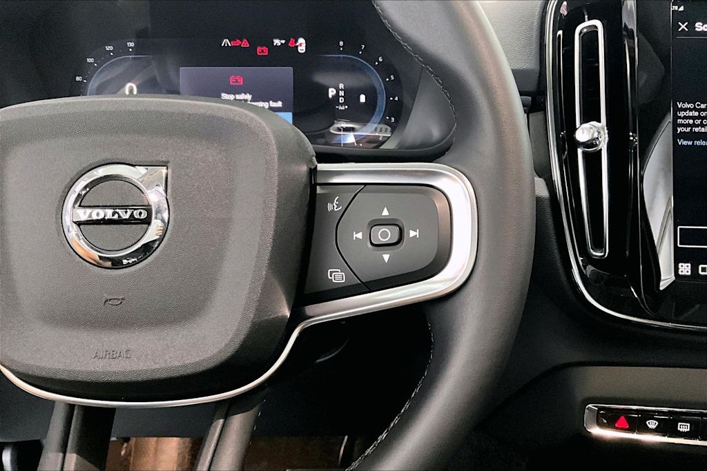 Thumbnail: 2025 Volvo XC40 - 22