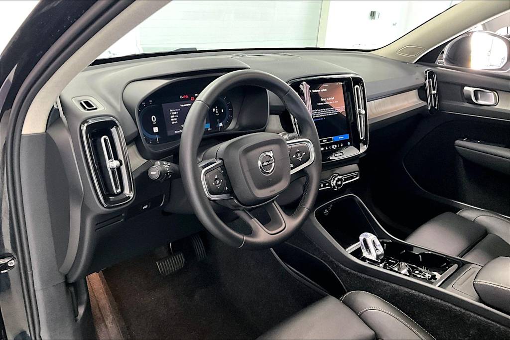 Thumbnail: 2025 Volvo XC40 - 2