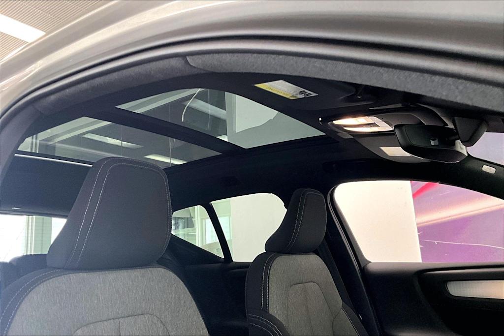 Thumbnail: 2025 Volvo XC40 - 28
