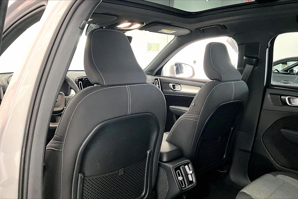 Thumbnail: 2025 Volvo XC40 - 12