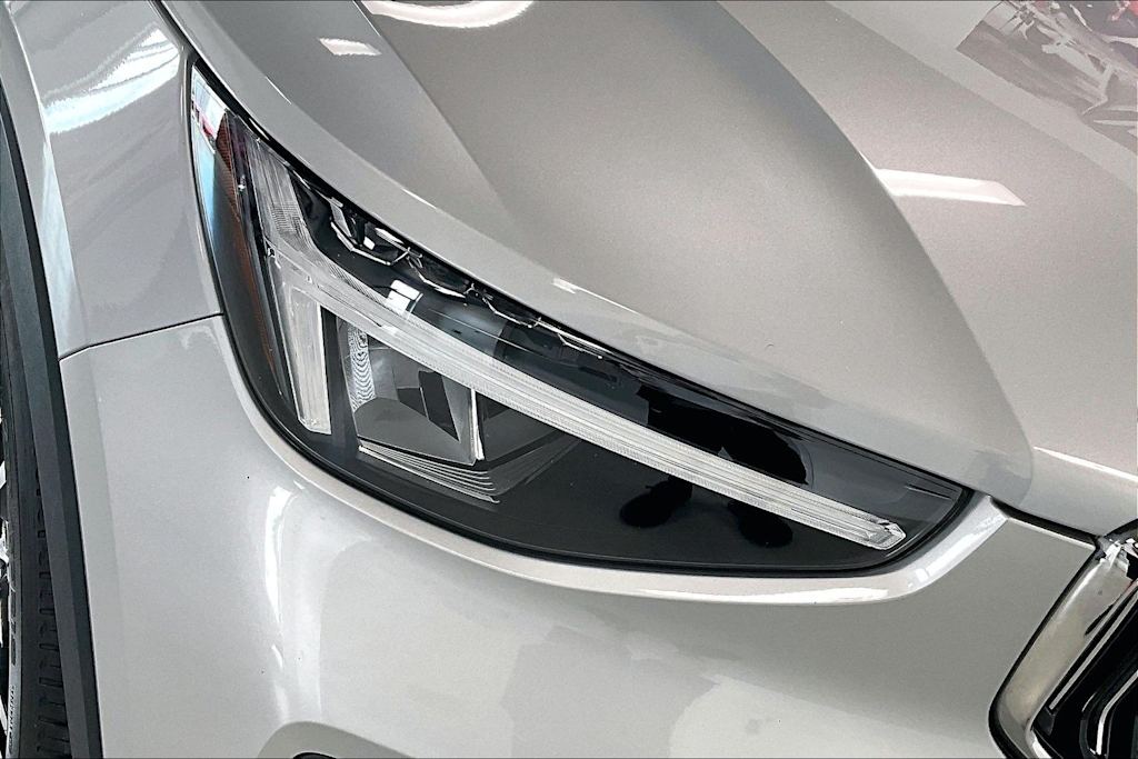 Thumbnail: 2025 Volvo XC40 - 29