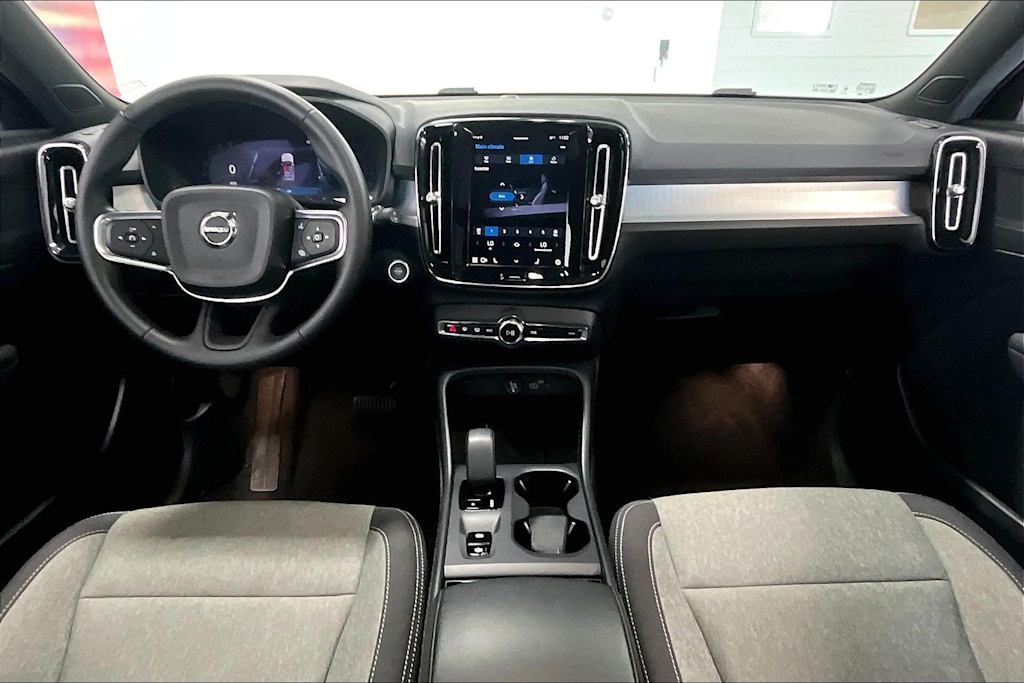Thumbnail: 2025 Volvo XC40 - 9