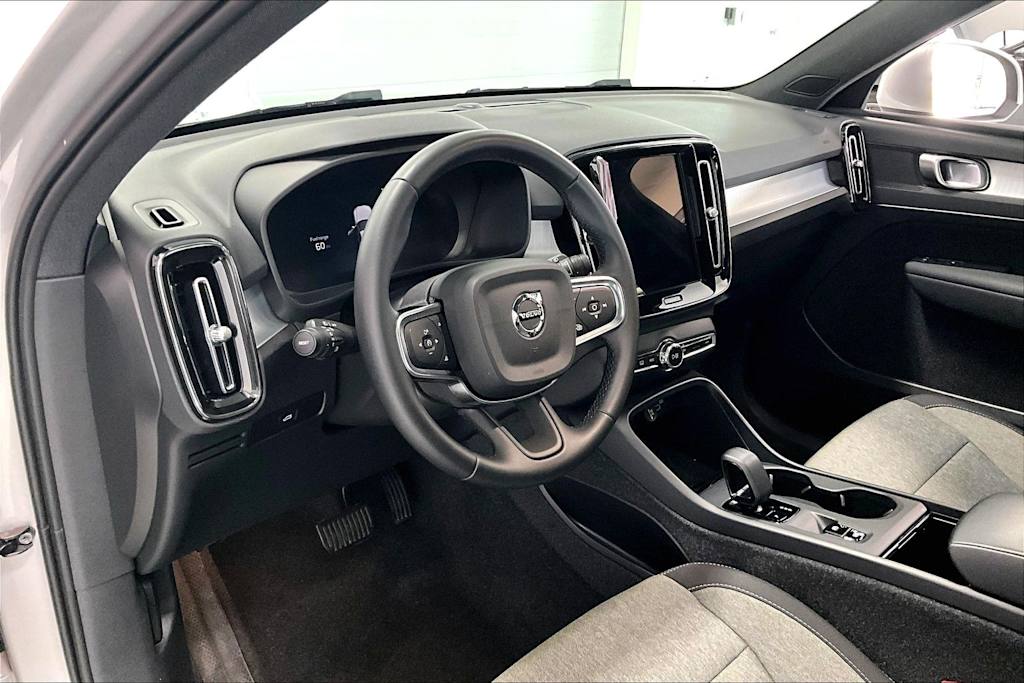 Thumbnail: 2025 Volvo XC40 - 2