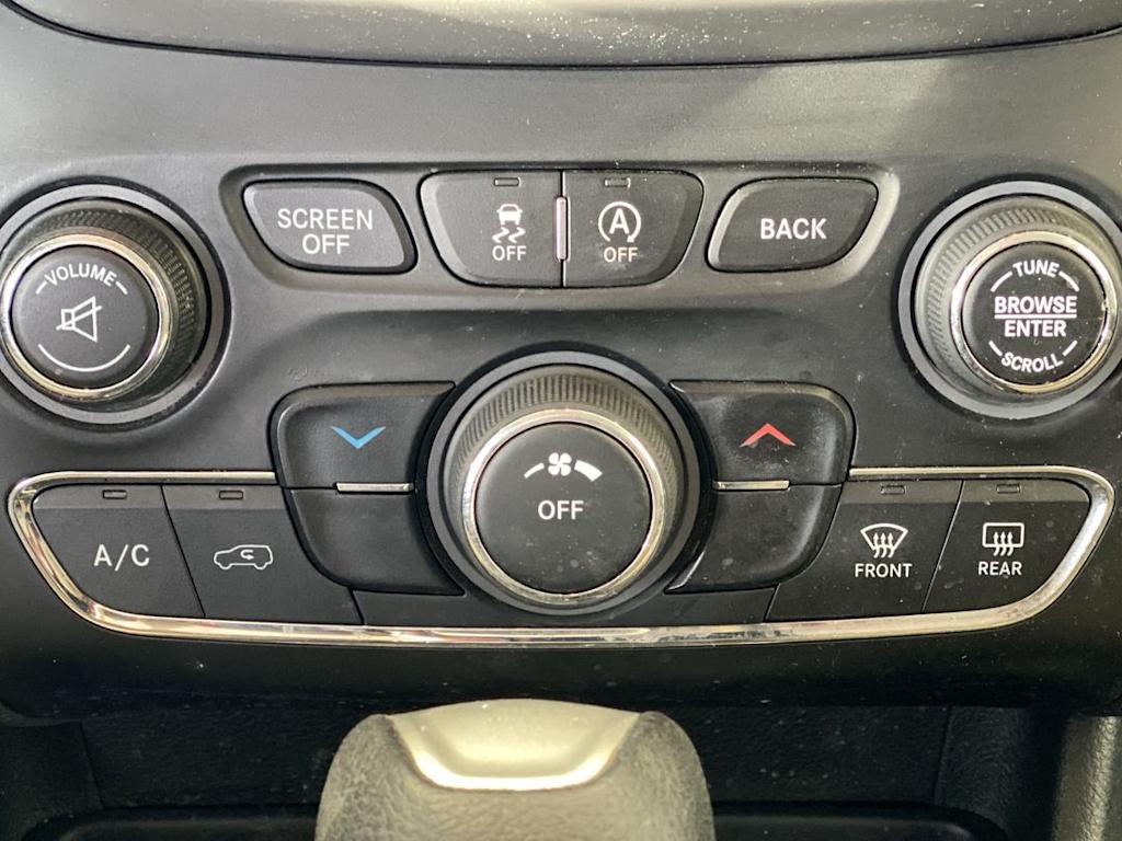 Thumbnail: 2018 Jeep Cherokee - 25
