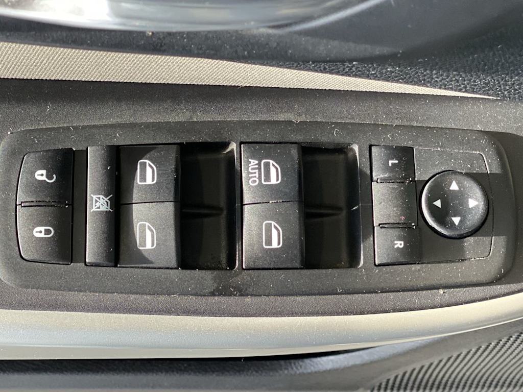 Thumbnail: 2018 Jeep Cherokee - 23