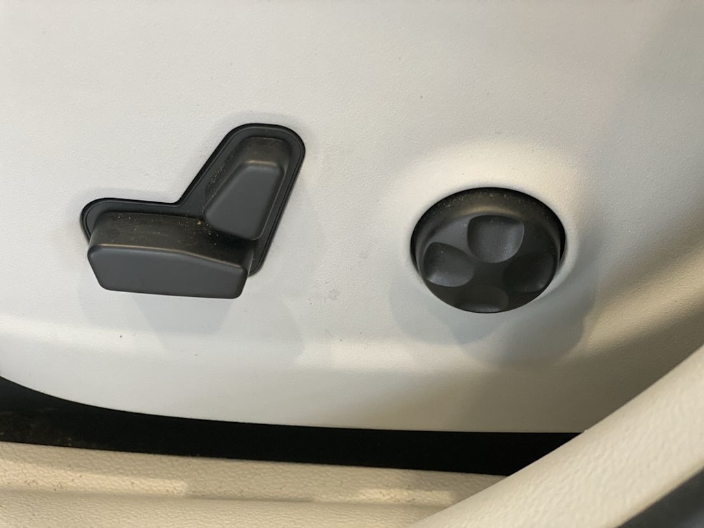 Thumbnail: 2019 Jeep Cherokee - 21