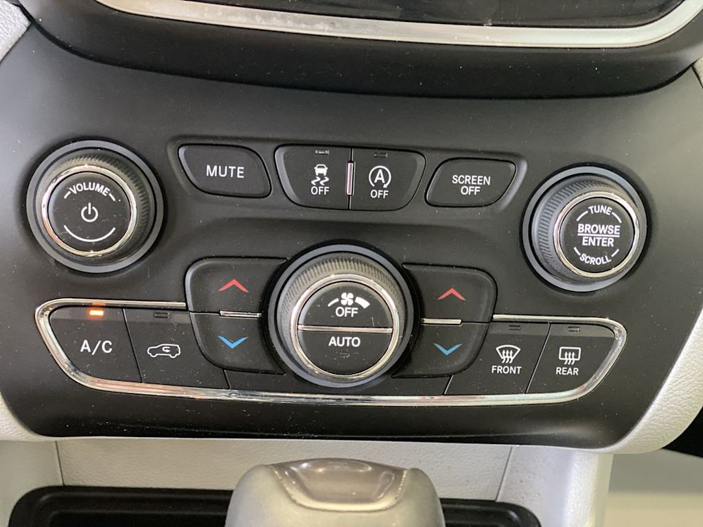 Thumbnail: 2019 Jeep Cherokee - 24