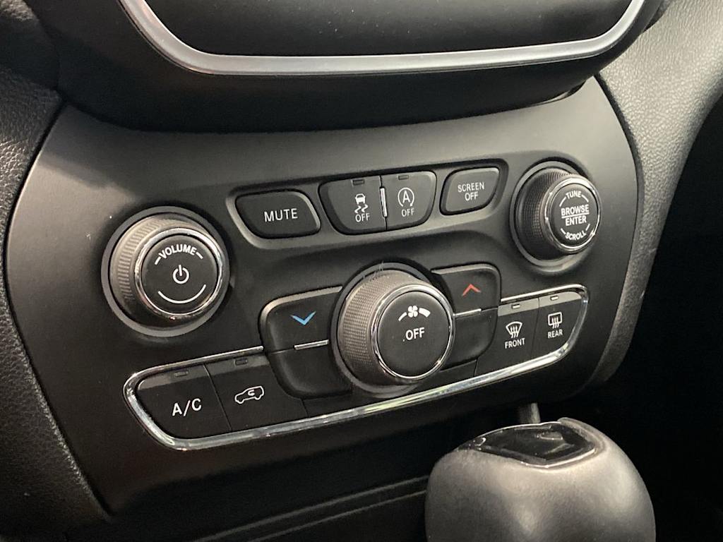 Thumbnail: 2020 Jeep Cherokee - 23