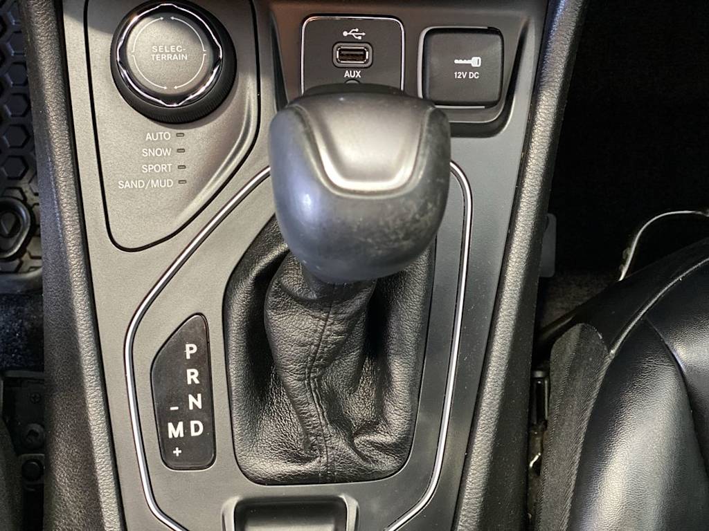 Thumbnail: 2019 Jeep Cherokee - 13