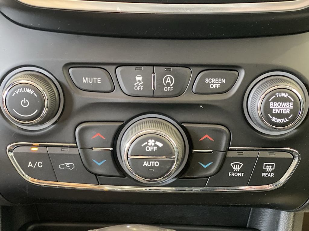Thumbnail: 2021 Jeep Cherokee - 25