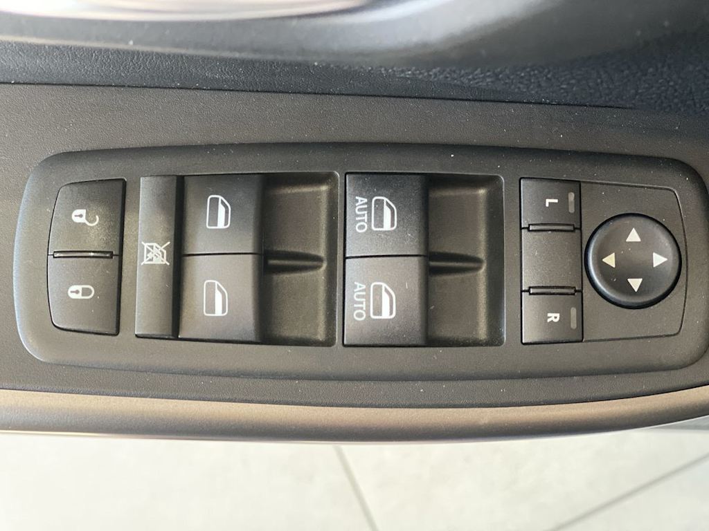 Thumbnail: 2021 Jeep Cherokee - 24