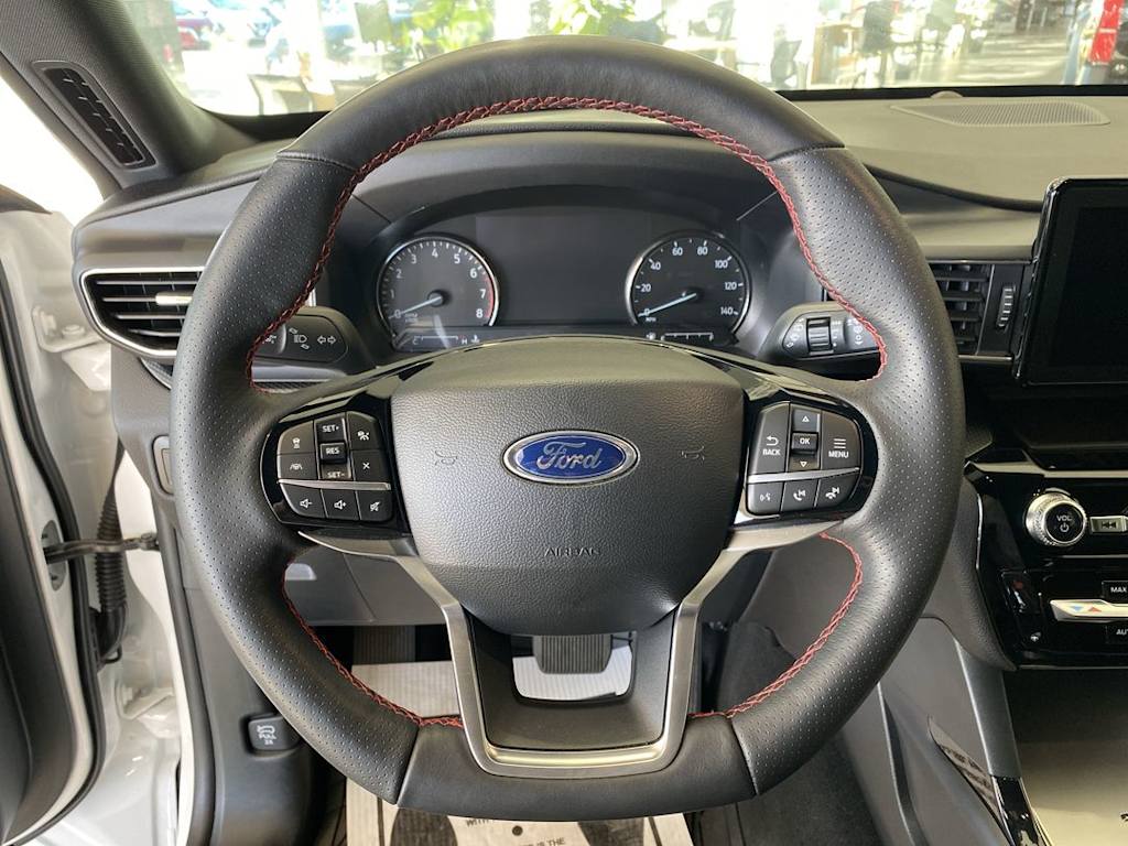2023 Ford Explorer ST-Line 2