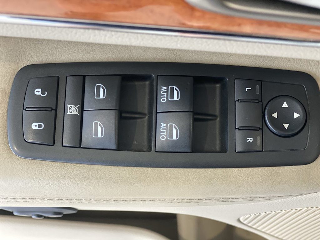 Thumbnail: 2011 Jeep Grand Cherokee - 24