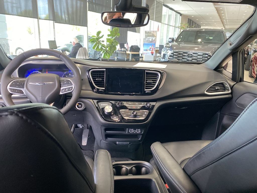 Thumbnail: 2025 Chrysler Pacifica - 2