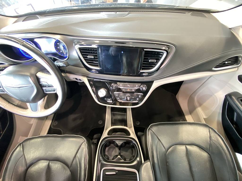Thumbnail: 2018 Chrysler Pacifica - 9