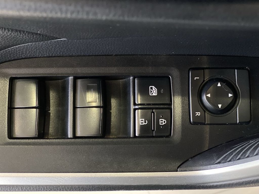 Thumbnail: 2019 Toyota RAV4 - 21