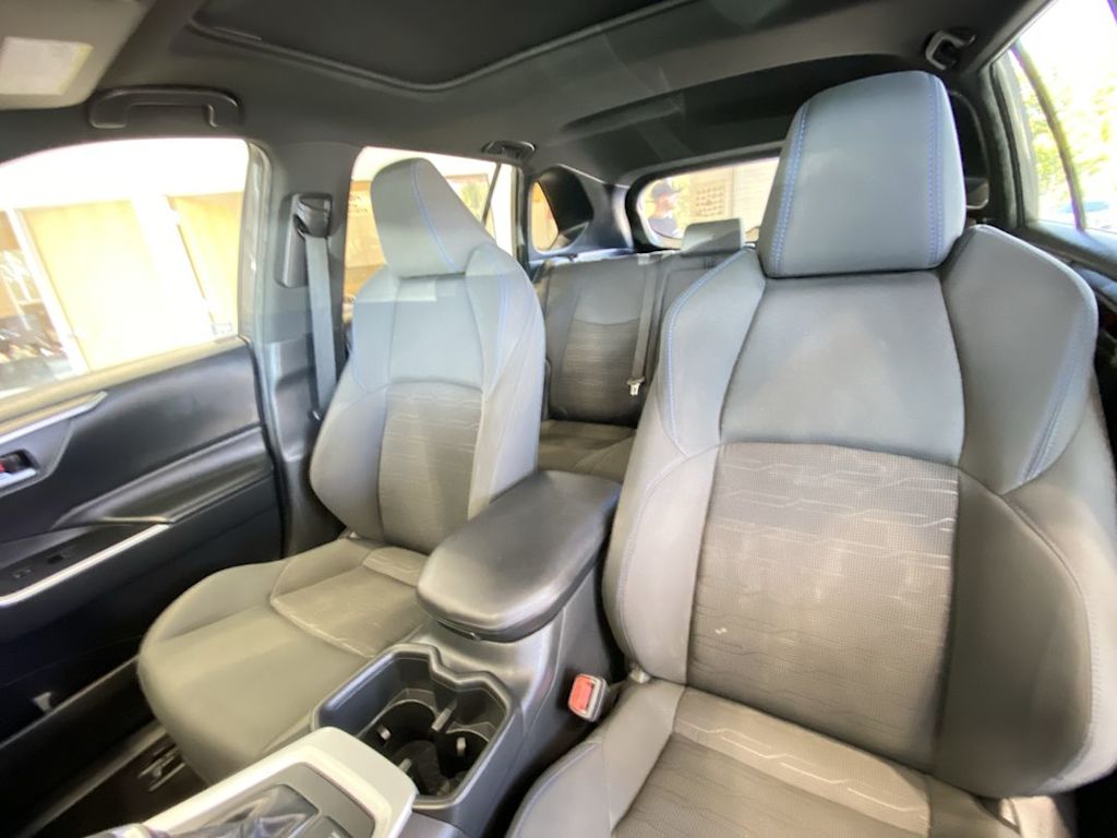 Thumbnail: 2022 Toyota RAV4 - 9