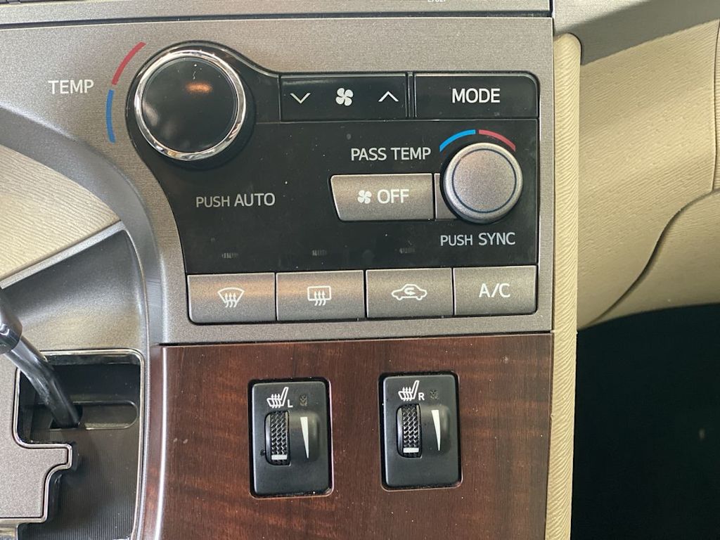 Thumbnail: 2012 Toyota Venza - 26