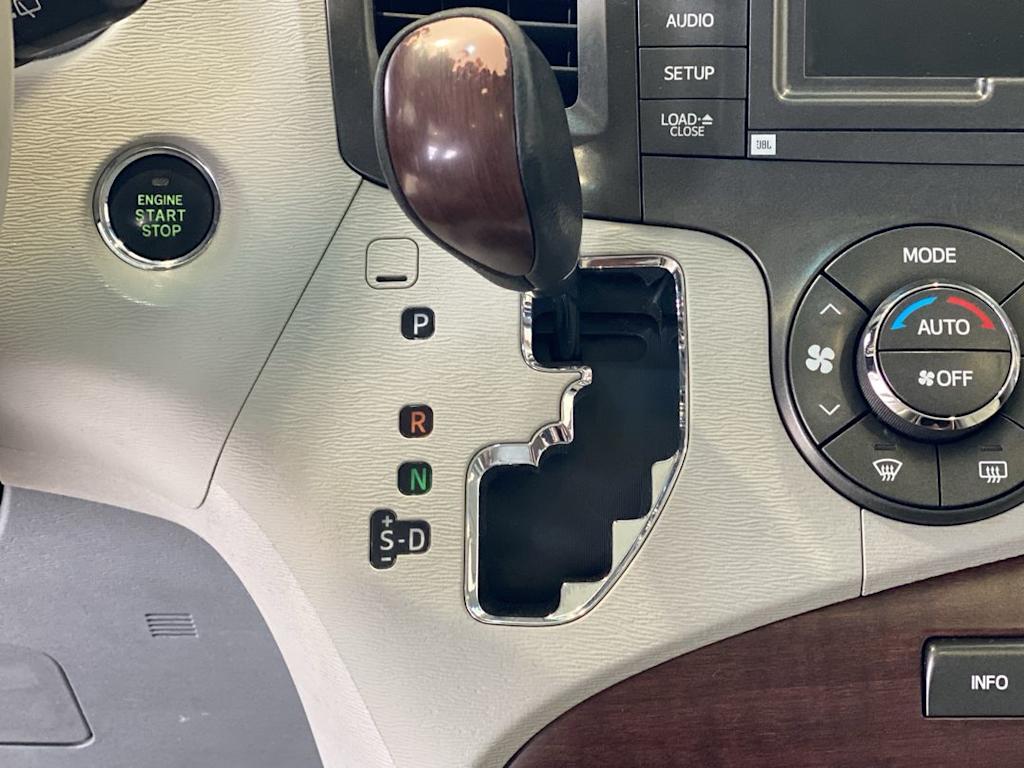 Thumbnail: 2014 Toyota Sienna - 26