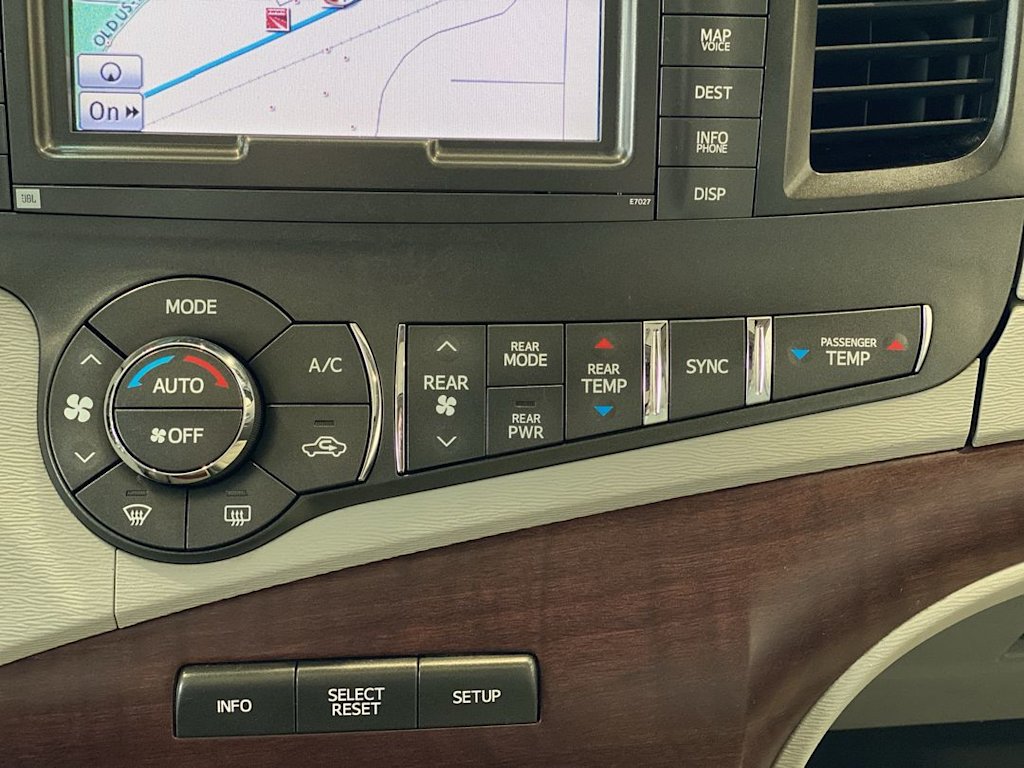 Thumbnail: 2014 Toyota Sienna - 25