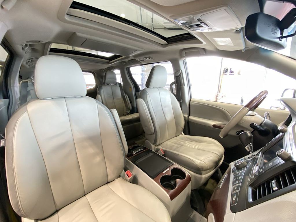 Thumbnail: 2014 Toyota Sienna - 9