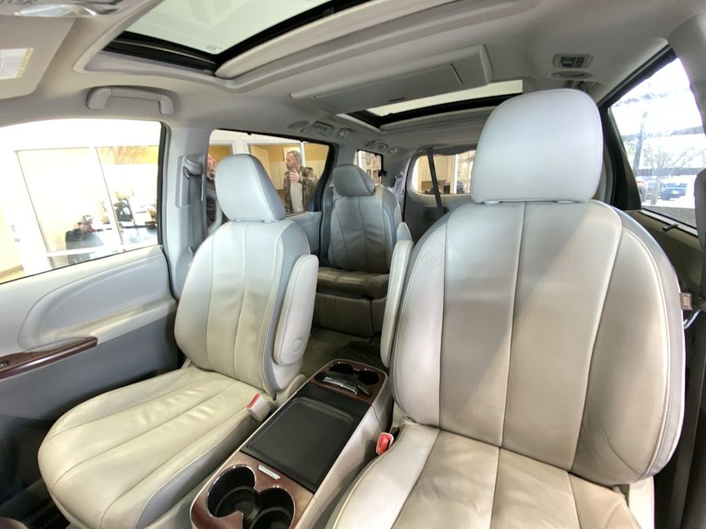 Thumbnail: 2014 Toyota Sienna - 8