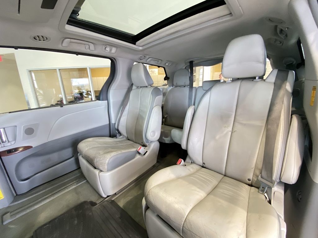 Thumbnail: 2014 Toyota Sienna - 10